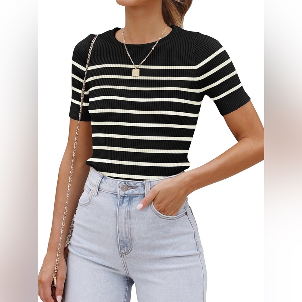 Ribbed Short Sleeve Shirt - Black and White - size Medium